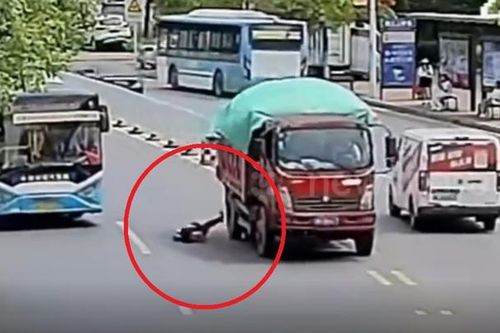Chạy sang đường không quan sát, bé gái lao thẳng vào đầu xe tải