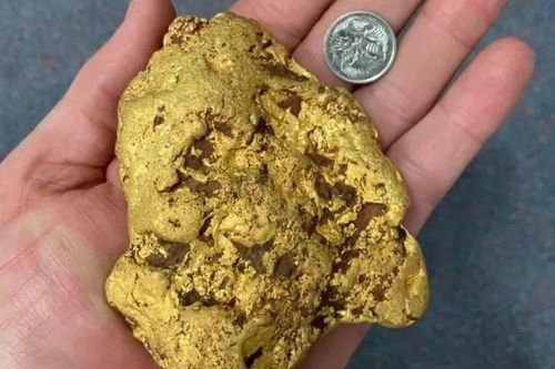 Đang đi lang thang, người đàn ông bất ngờ nhặt được cục vàng 1,4 kg