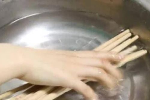Tôi mới phát hiện ra ngâm đũa trong loại nước này cả đời không sợ bị mốc, đáng tiếc là hầu như không ai hiểu được điều này