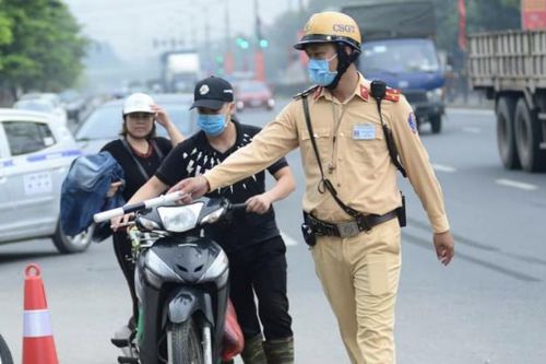 Nhiều người đi xe máy không quan tâm đến biển báo tốc độ