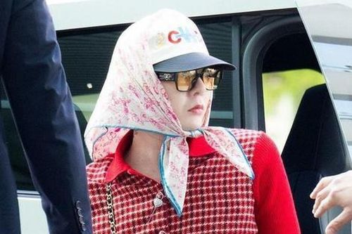 Nam ca sĩ bị chê diện quần áo như 'bà thím'