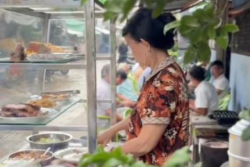 Nữ nghệ sĩ nổi tiếng một thời nay đi bán cơm tấm mưu sinh qua ngày ở TP HCM