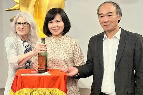 Hiện vật đặc biệt mà nữ luật sư người Mỹ trao tặng Bảo tàng Phụ nữ Việt Nam
