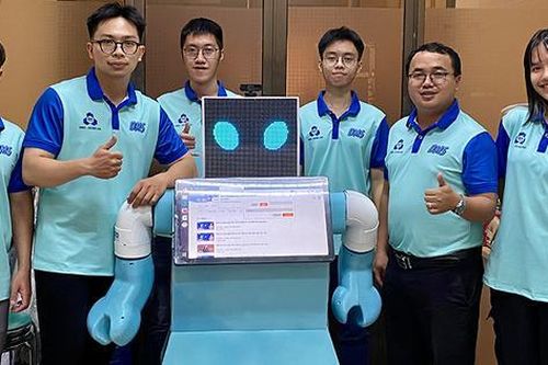 Nhóm sinh viên Đại học Bách khoa TPHCM sáng chế robot y tá thông minh
