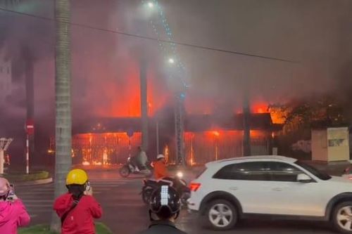 Đám cháy lớn bao trùm hiệu sách nhân dân thành phố Thanh Hóa
