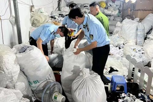 Hà Nội: Quản lý thị trường thu giữ số lượng lớn hàng hóa vi phạm tại 2 cơ sở kinh doanh