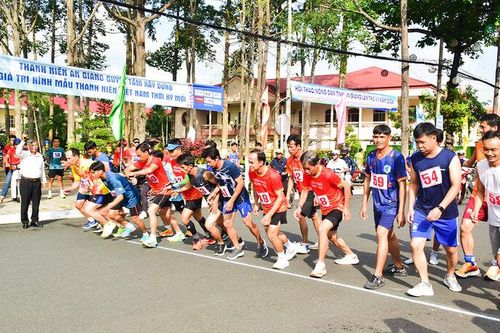 Tạo sân chơi thể thao hấp dẫn nông dân