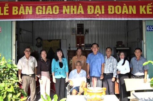 Châu Đốc trao 10 căn nhà Đại đoàn kết cho hộ khó khăn về nhà ở