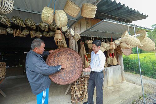 Giúp sản phẩm từ thôn bản vươn ra thị trường
