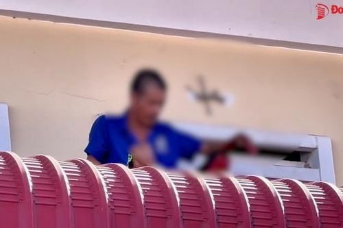 Khống chế đối tượng cầm hung khí leo lên mái chợ la hét