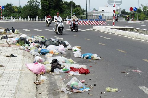 Đổ rác bừa bãi ra lòng đường