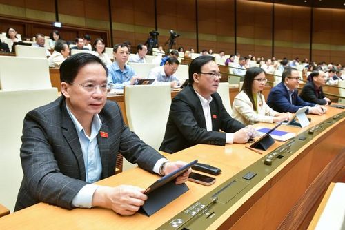 Đại biểu Quốc hội thảo luận về tình hình thực hiện ngân sách nhà nước và Luật Sĩ quan quân đội nhân dân Việt Nam