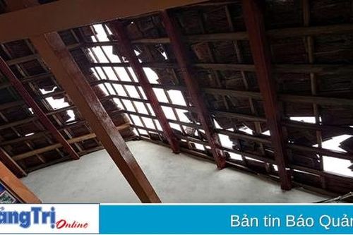 Lốc xoáy làm nhiều nhà dân ở xã Hải Hưng, huyện Hải Lăng bị tốc mái