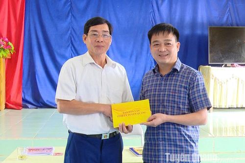 Đồng chí Trưởng ban Dân vận Tỉnh ủy, Chủ tịch Ủy ban MTTQ tỉnh Nguyễn Hưng Vượng dự sinh hoạt chi bộ tại thôn Noong Phường