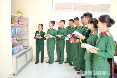 Phổ biến giáo dục pháp luật cho cán bộ, đoàn viên Bộ CHQS tỉnh