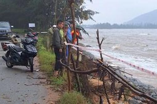 Sóng biển đánh sạt bờ kè khu vực Hải Bình