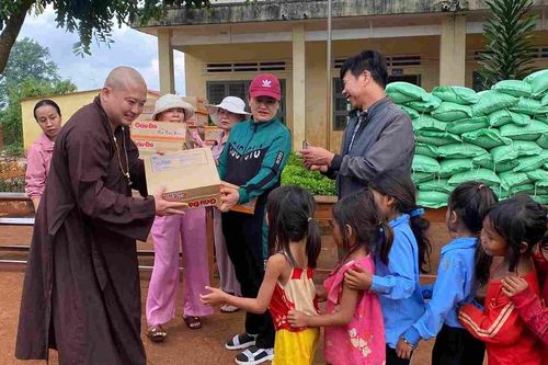 Gia Lai: Chùa Quan Âm (TP.Pleiku) trao quà cho học sinh có hoàn cảnh khó khăn