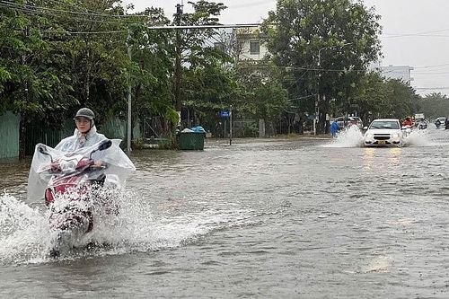 Quảng Nam: Mưa trắng trời, nhiều tuyến đường ở thành phố Tam Kỳ ngập sâu