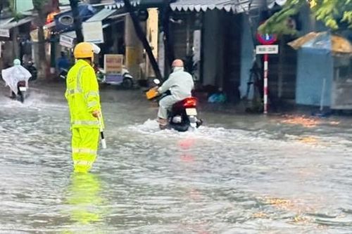 Mưa lớn gây ngập sâu nhiều tuyến đường và sạt lở núi, Đà Nẵng đưa ra lời cảnh báo