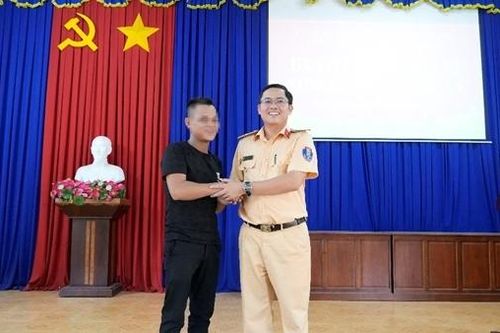 Một công dân phải công khai xin lỗi Cảnh sát giao thông