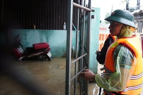 Mưa lớn kéo dài, lực lượng Công an tất bật giúp dân vùng 'rốn lũ' của Đà Nẵng sơ tán