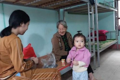 Di dời khẩn cấp 38 hộ dân tránh nguy cơ sạt lở núi