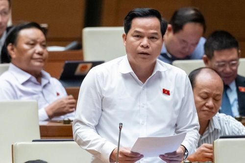 Đại biểu Quốc hội tỉnh Bế Minh Đức phát biểu thảo luận ở hội trường về Dự thảo Luật Sửa đổi, bổ sung một số điều của Luật Sĩ quan Quân đội nhân dân Việt Nam