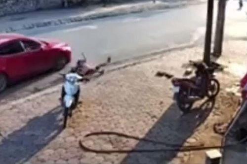 Thương tâm khoảnh khắc cậu bé bị nữ tài xế hất văng giữa đường