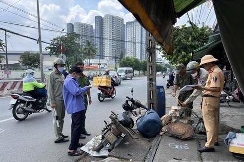Xe máy tông cột điện, người đàn ông đi bán thớt dạo tử vong