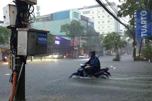 Đà Nẵng ngập sâu, người dân bì bõm đẩy xe giữa biển nước