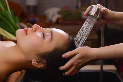 Cách làm tóc đen trở lại sau khi nhuộm