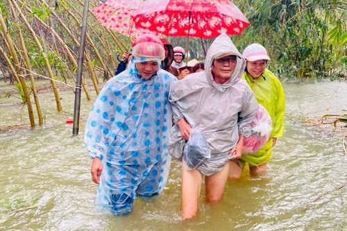 Miền Trung mưa trắng trời, nhiều nơi chìm trong biển nước