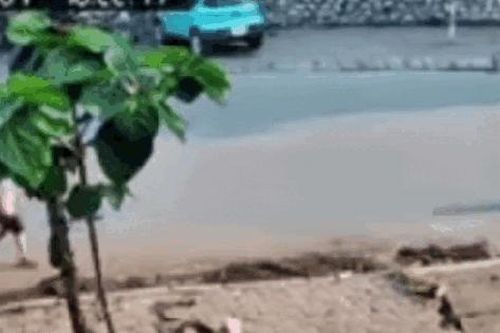 Không chú ý quan sát, nữ tài xế hất văng cậu bé đi bộ dưới lòng đường