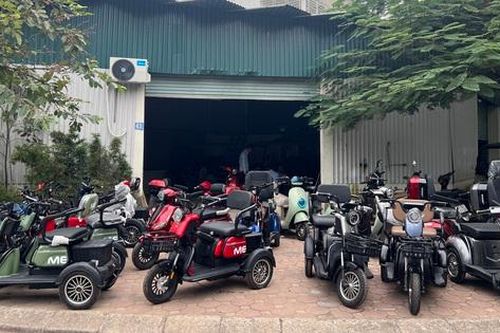 Tiểu thương Hà Nội công khai bày bán xe điện thuộc diện không được phép lưu thông