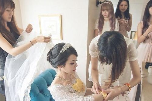 Vụ cô dâu 'quỵt' tiền phù dâu, chỉ trả đủ phí với 1 điều kiện gây phẫn nộ