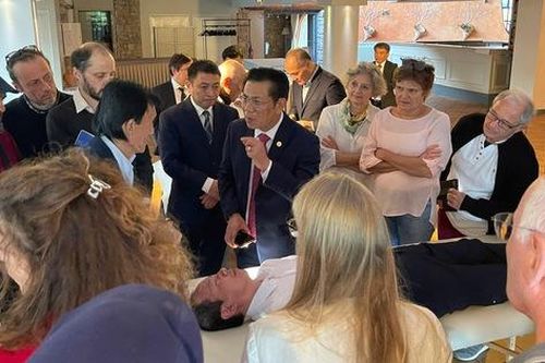 Châm cứu Việt Nam được đánh giá cao ở diễn đàn khoa học quốc tế tại Anh, Pháp