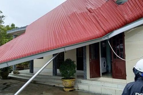 Lốc xoáy làm tốc mái nhà dân, hàng trăm học sinh nghỉ học do nước đang lên