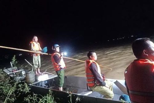 Người đàn ông bị nước cuốn mất tích khi đã cứu được một học sinh