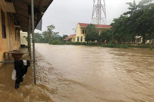 Hơn 3000 người bị cô lập do mưa lớn trên 500mm ở Quảng Bình