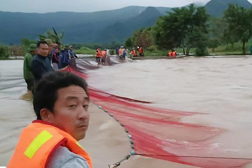 Người đàn ông tử vong vì cứu người bị lũ cuốn