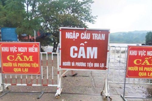 Quảng Ngãi: Mưa lớn gây ngập cầu tràn Thạch Nham và sạt lở đất đá