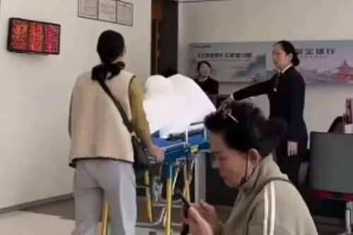 Bệnh nhân phải đến ngân hàng rút tiền trên giường cấp cứu ở Trung Quốc