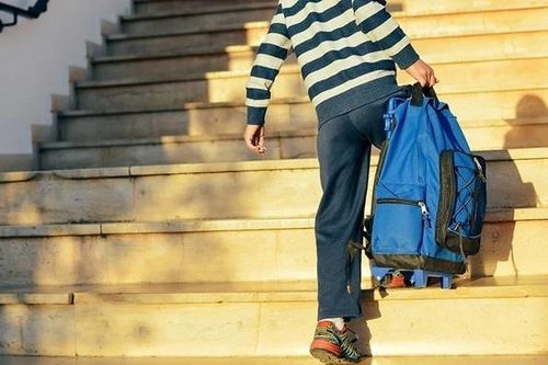 Dấu hiệu cong vẹo cột sống ở trẻ cha mẹ cần biết