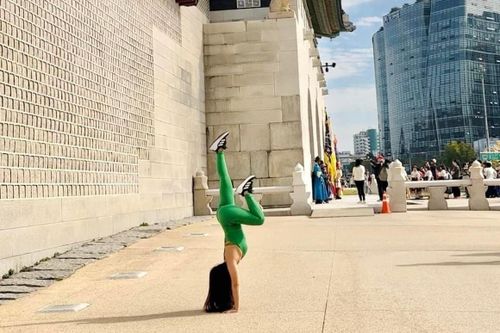 Loạt báo Hàn viết về du khách Việt tập yoga tại Gyeongbokgung