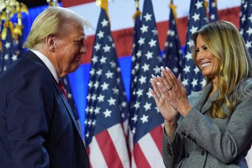 Bà Melania diện đồ Dior 6.600 USD mừng chiến thắng của ông Trump