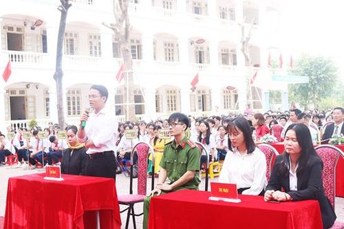 Học sinh Bắc Từ Liêm tuân thủ pháp luật từ điều nhỏ bé trong cuộc sống