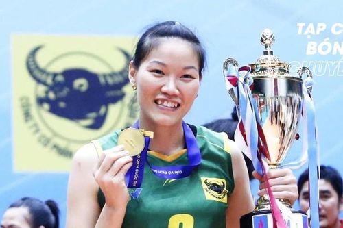 Huyền thoại bóng chuyền Ngọc Hoa tái xuất ở tuổi 37 sau 1 năm sinh con, cộng đồng mạng Việt Nam vỡ òa