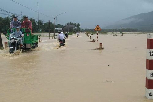 Mưa lớn gây ngập cục bộ và chia cắt giao thông tại Bình Định