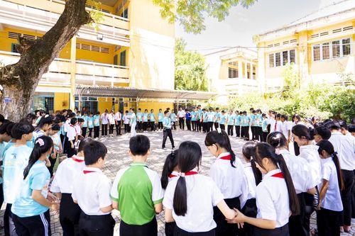 Học bổng Tay cộng tay: Trao cho em giấc mơ đến trường