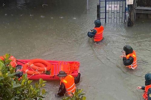 Công an TP Đà Nẵng sát cánh cùng người dân vùng ngập nặng